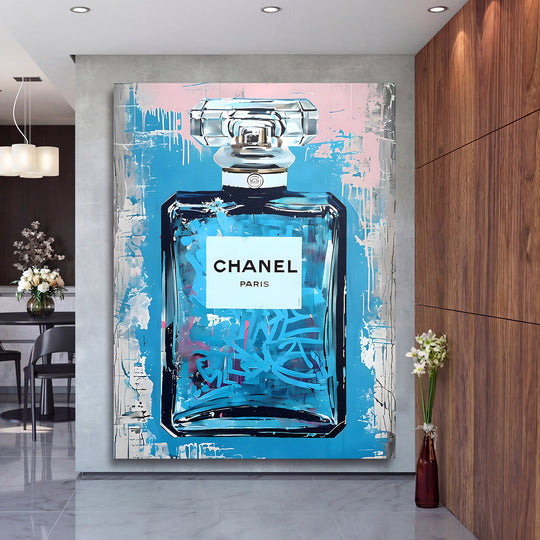 Pop art obraz Chanel parfému v modré graffiti grafice, moderní obraz na zeď v elegantní hale