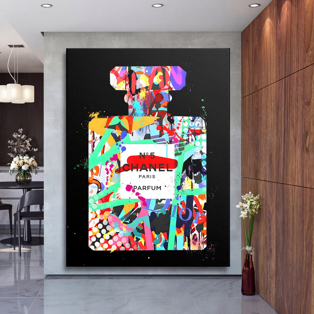 Pop art obraz na plátně v obýváku se siluetou parfému Chanel No.5 a graffiti motivy