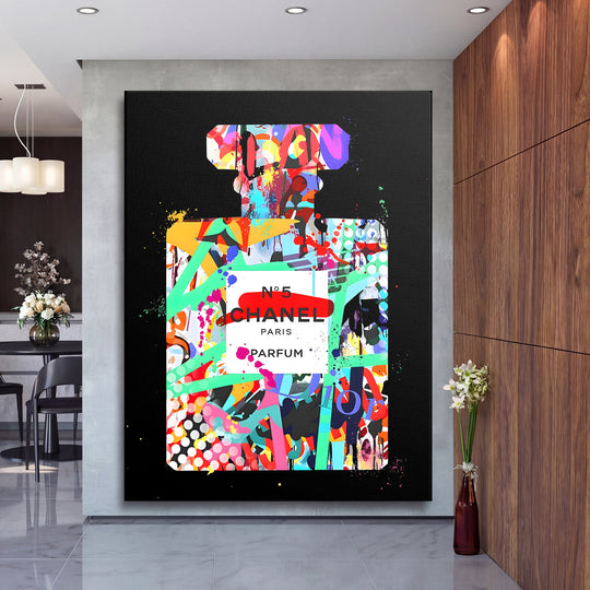Pop art obraz na plátně v obýváku se siluetou parfému Chanel No.5 a graffiti motivy