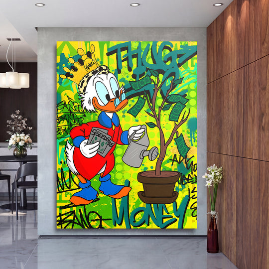 Pop art obraz Kačera Skrblíka zalévajícího strom peněz, motivační obraz do moderního interiéru