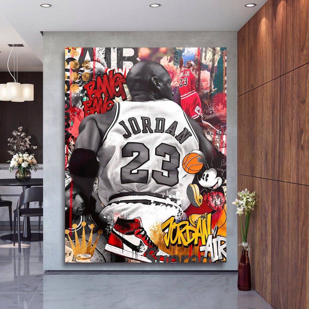 Motivační pop art obraz na zeď s basketbalistou 23, teniskami a Mickey Mousem v moderním obýváku
