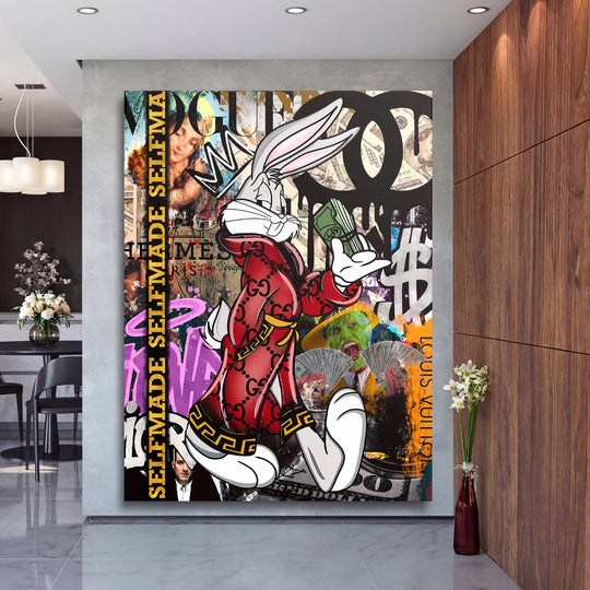 Pop art obraz na plátně s Bugs Bunnym v červeném Gucci kabátu a dolarovým motivem zavěšený v obýváku