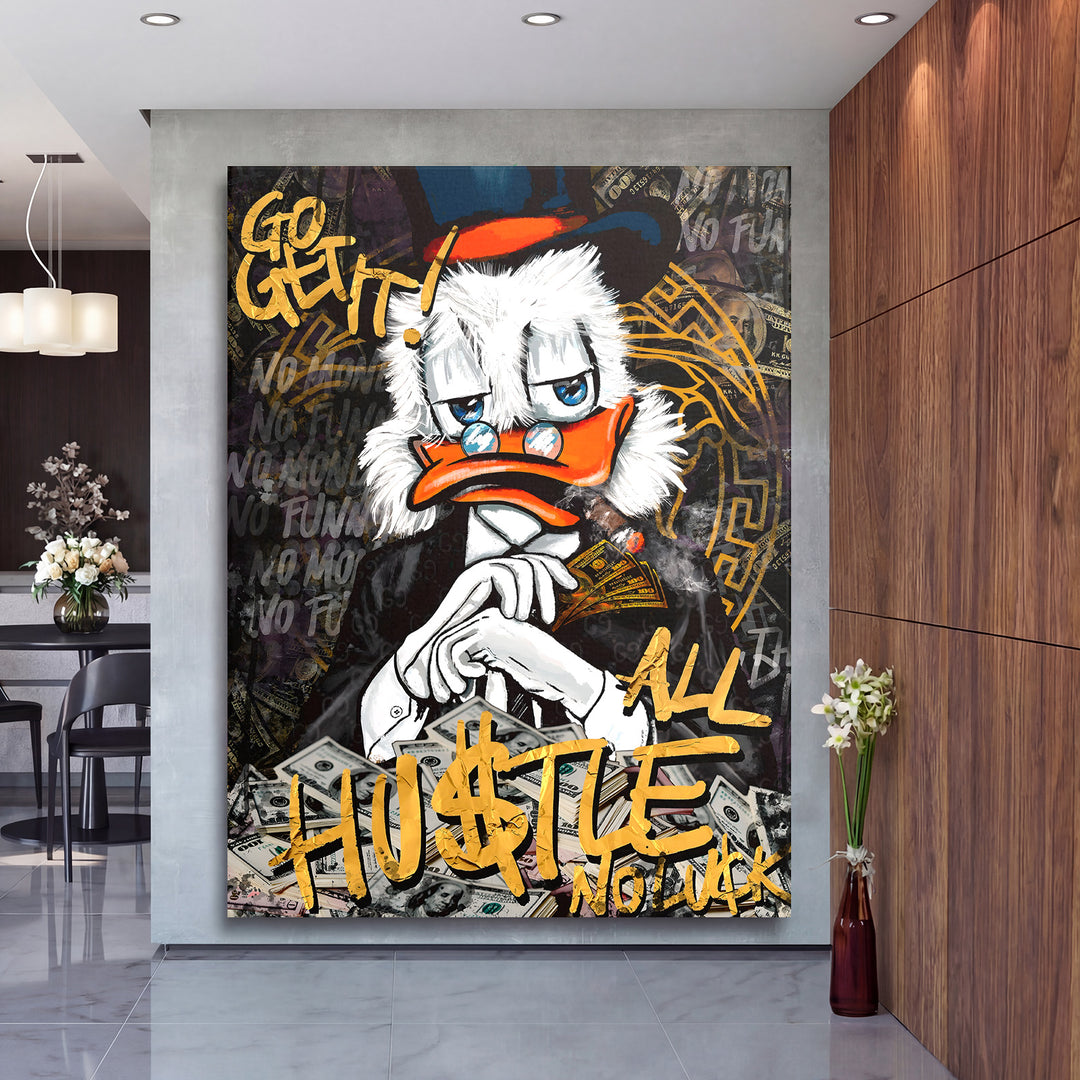 Motivační pop art obraz na zeď s kačerem v obleku a motivem peněz v moderním interiéru