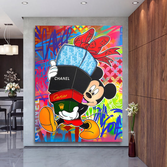 Motivační pop art obraz na plátně s Mickey Mousem nesoucím krabice Chanel, Cartier a Rolex v moderním interiéru