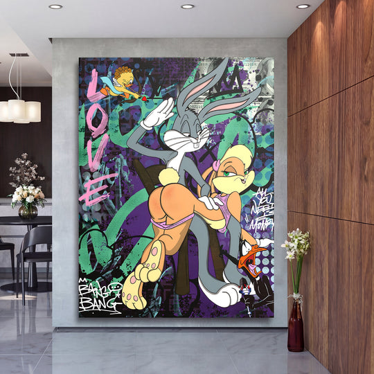 Motivační pop art obraz na zeď s Bugs Bunnym a Lolou Bunny na graffiti bankovek v moderním interiéru