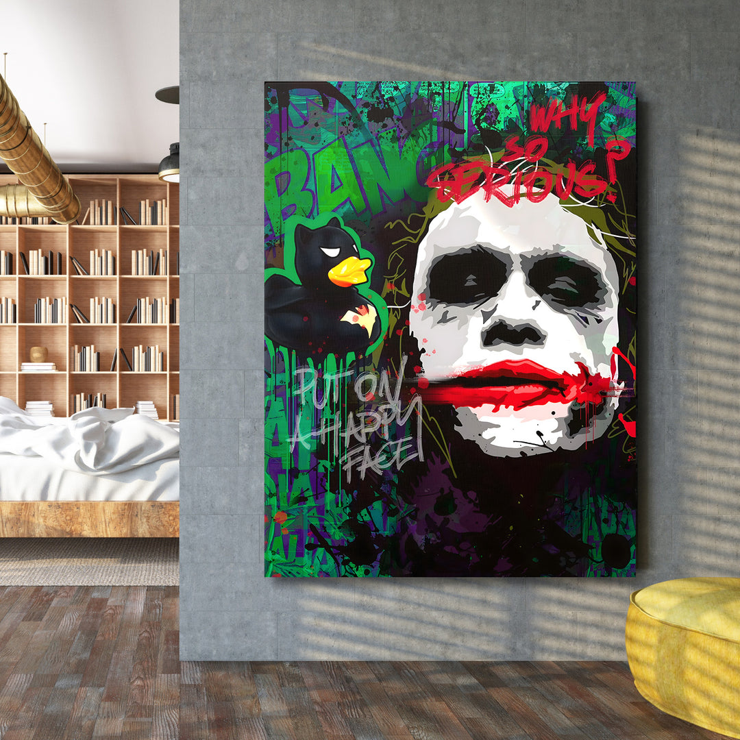 Pop art obraz Jokera jako motivační obraz se street art nápisem „Why so serious?“ na betonové stěně v obýváku