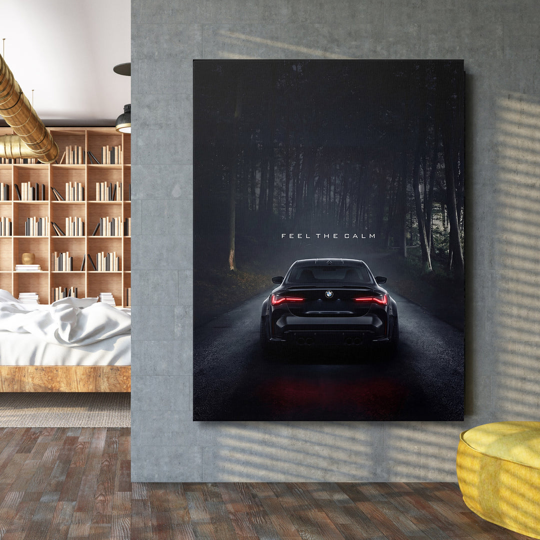 Motivační obraz na zeď s BMW na tmavé lesní silnici a nápisem Feel the Calm v obývacím pokoji