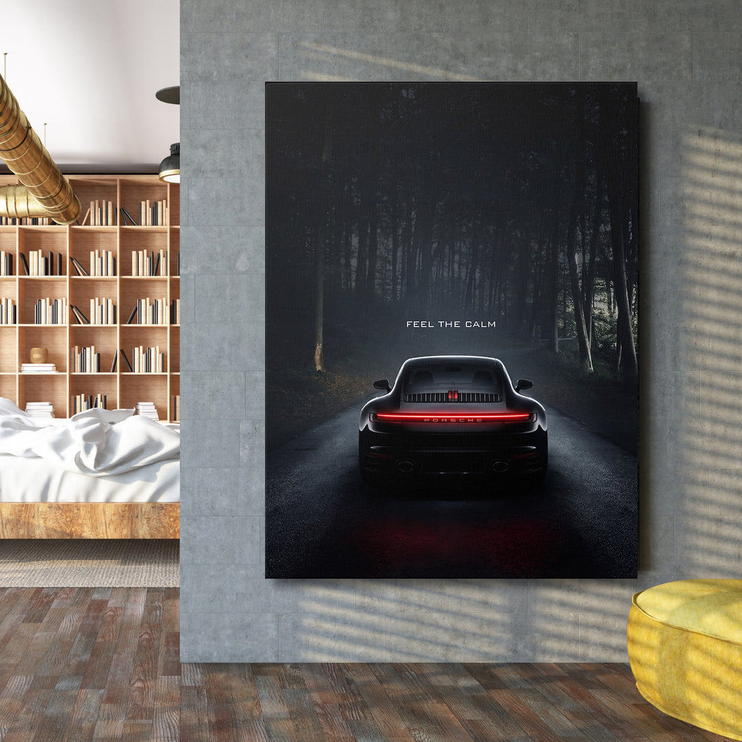 Motivační obraz na plátně s vozem Porsche v temném lese a textem FEEL THE CALM v moderním interiéru