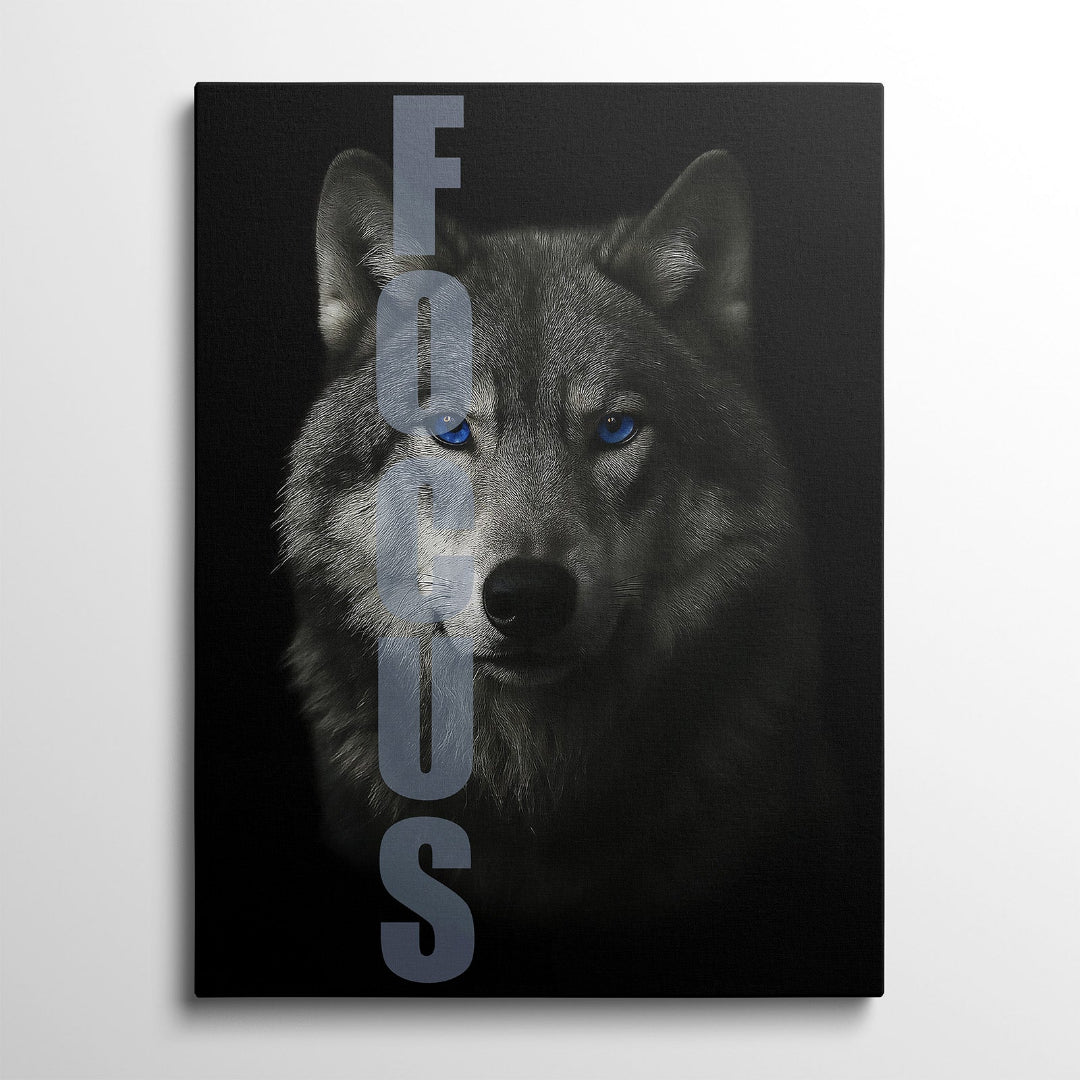 Motivační obraz na plátně s portrétem vlka s modrýma očima a vertikálním nápisem FOCUS, obraz zepředu