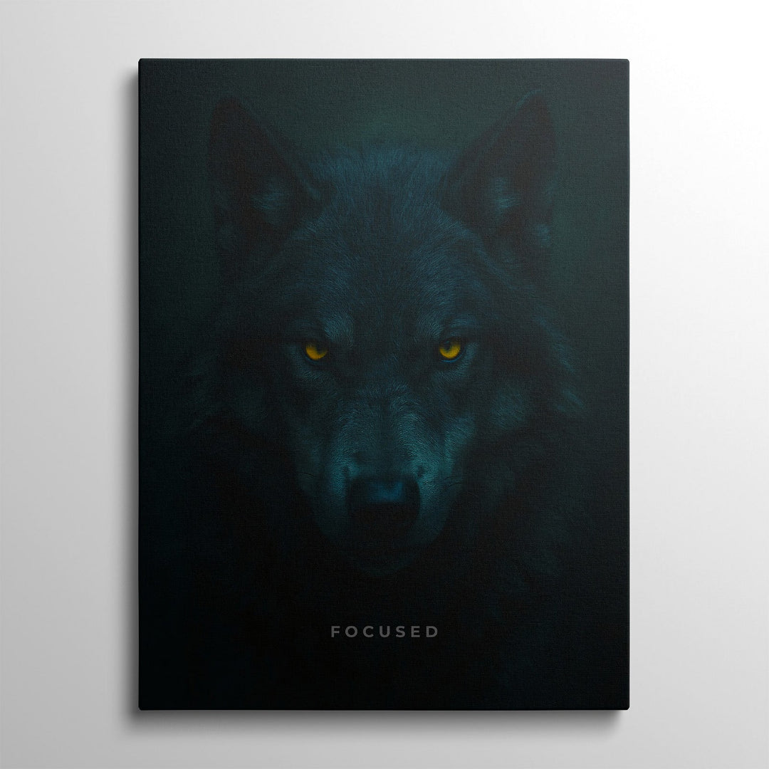 Motivační obraz na plátně s temnou vlčí tváří zepředu a krátkým nápisem Focused v minimalistickém designu