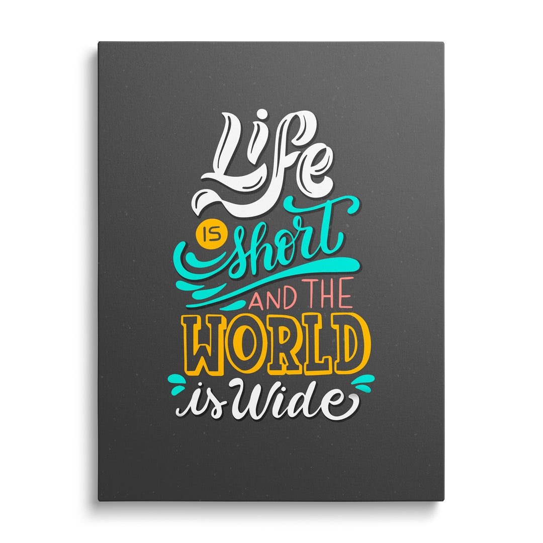 Motivační obraz na plátně s barevným cestovatelským citátem „Life is short and the world is wide“ na tmavém pozadí