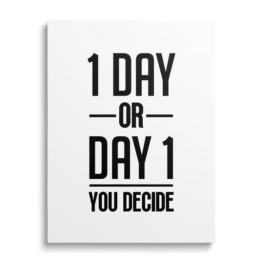Motivační obraz na zeď s černobílým citátem „1 DAY OR DAY 1 YOU DECIDE“