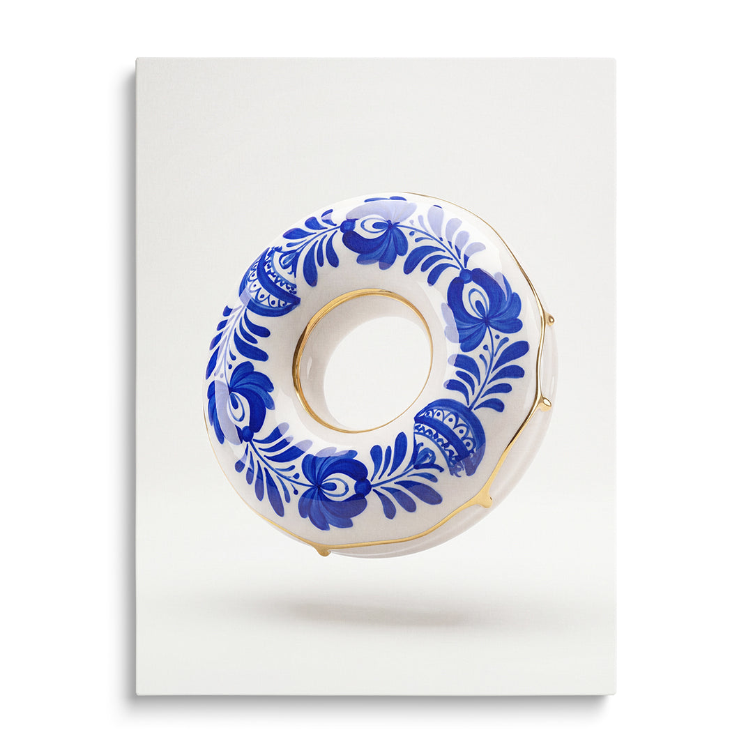 Moderní obraz na plátně, detail porcelánové koblihy v modrobílém květinovém dekoru se zlatým zdobením