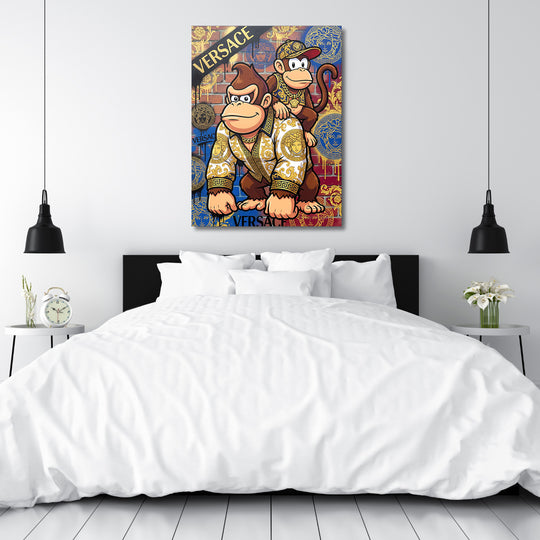 Pop art obraz na plátně dvou goril ve zlatém Versace stylu před graffiti cihlovou zdí