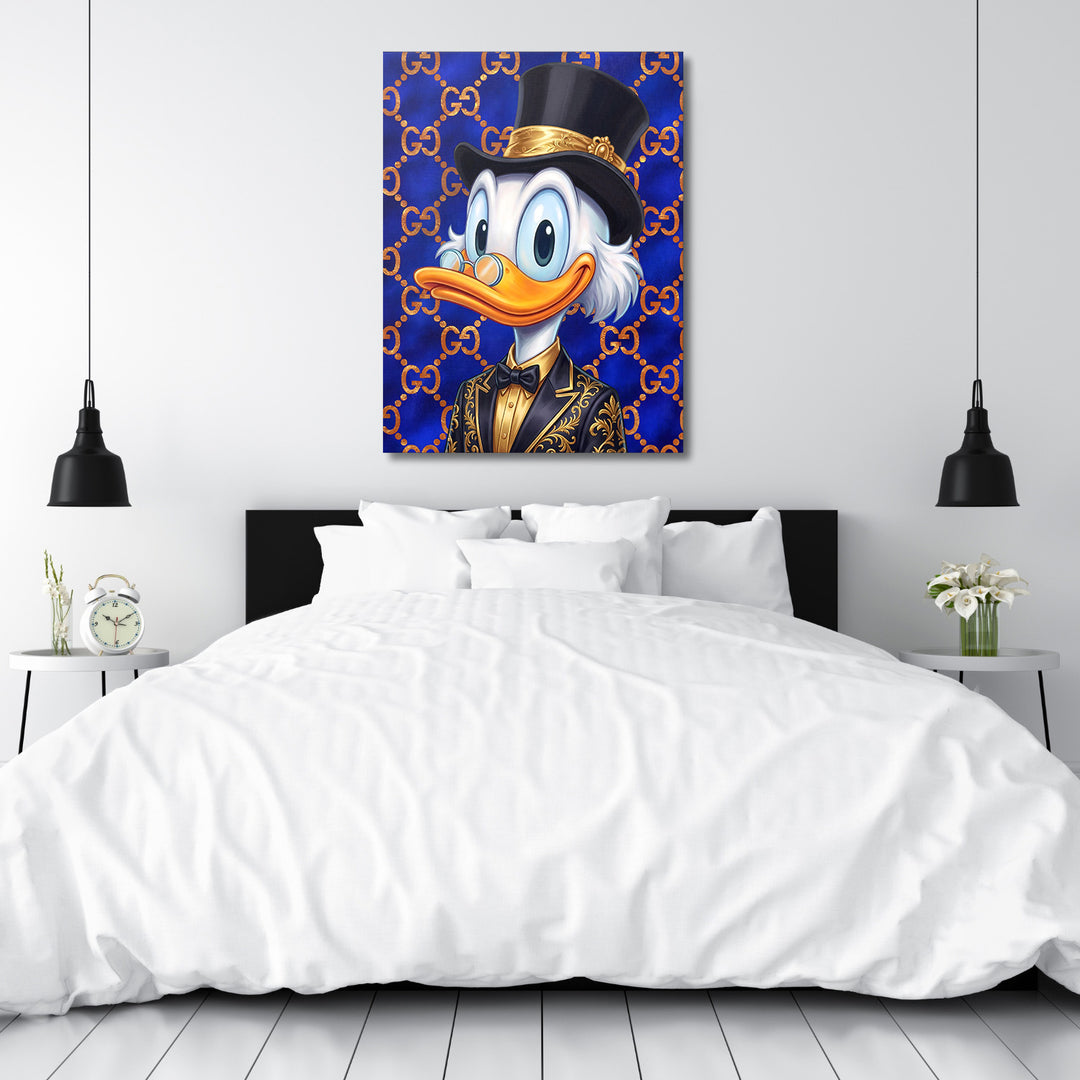 Luxusní obraz na plátně s kreslenou kachnou v honosném obleku na modrém monogramovém pozadí, pop art styl