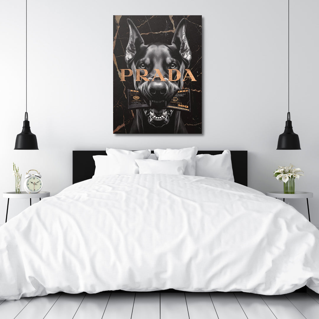 Luxusní motivační obraz na plátně s černým dobrmanem a dolarovou bankovkou nad postelí