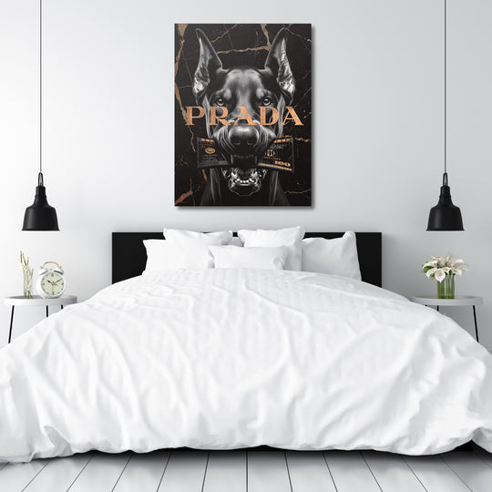 Luxusní motivační obraz na plátně s černým dobrmanem a dolarovou bankovkou nad postelí