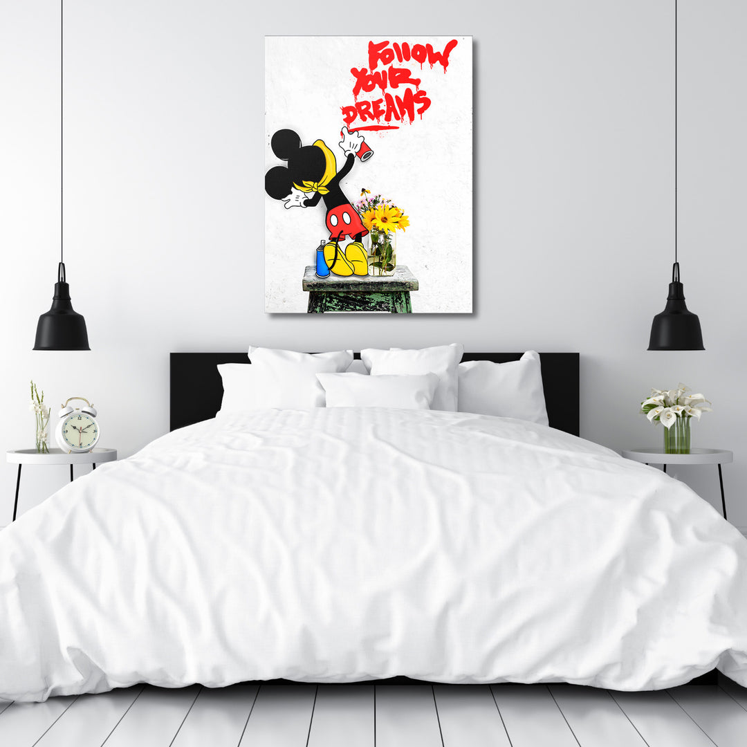 Pop art motivační obraz na plátně v ložnici s postavou sprejující červený nápis Follow Your Dreams a květinami
