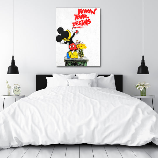 Pop art motivační obraz na plátně v ložnici s postavou sprejující červený nápis Follow Your Dreams a květinami