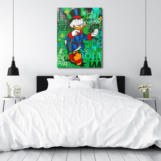Motivační pop art obraz na zeď s Kačerem Skrblíkem držícím peníze na zeleném graffiti pozadí