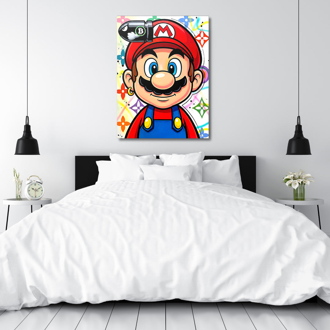Pop art obraz na plátně s Mariem, bitcoin motivem a luxusním vzorem nad postelí v moderní ložnici