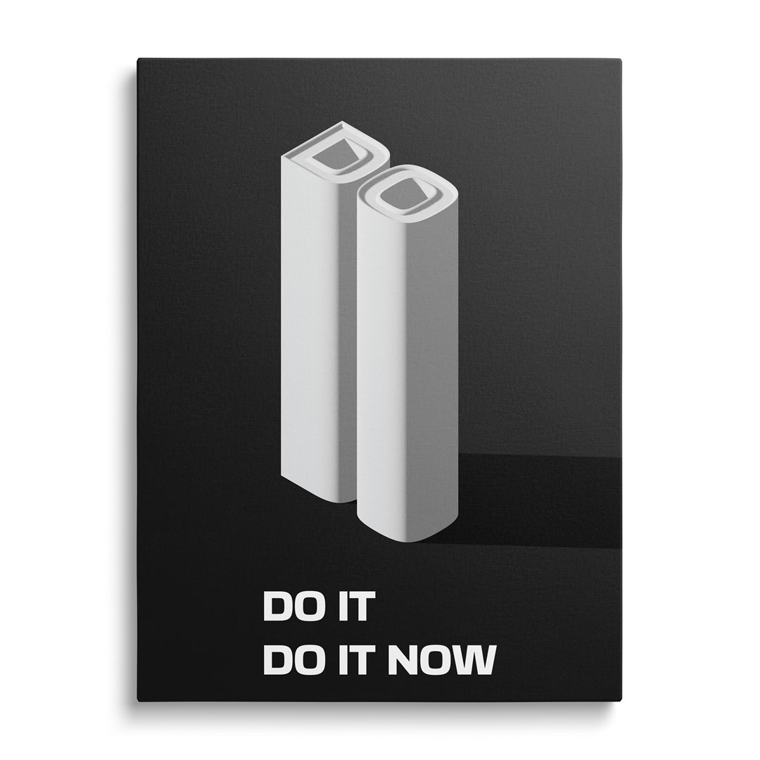 Motivační citát "Do It, Do It Now" na plátně.