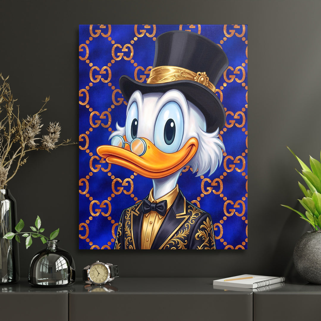 Luxusní pop art obraz na plátně s kačerem v obleku s Gucci vzorem, ideální do moderní pracovny
