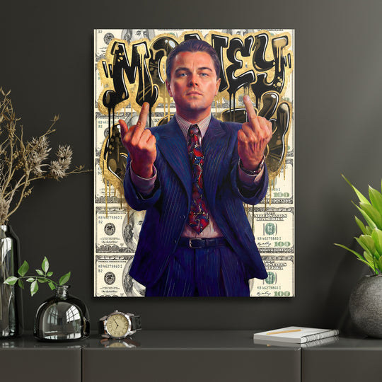 Motivační obraz na zeď s mužem v obleku ukazujícím prostředníčky před graffiti z dolarových bankovek, pop art styl