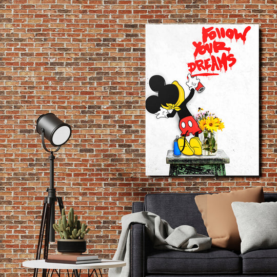 Pop art obraz na zeď s myší malující červené graffiti Follow Your Dreams a žlutou slunečnicí před cihlovou zdí