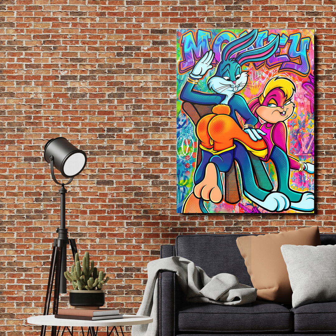 Pop art obraz na plátně s motivačním králíkem a graffiti pozadím v moderním obývacím pokoji