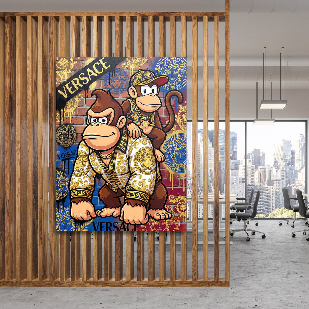 Moderní pop art obraz na plátně s opicemi v barokním zlaceném vzoru Versace zavěšený v kanceláři