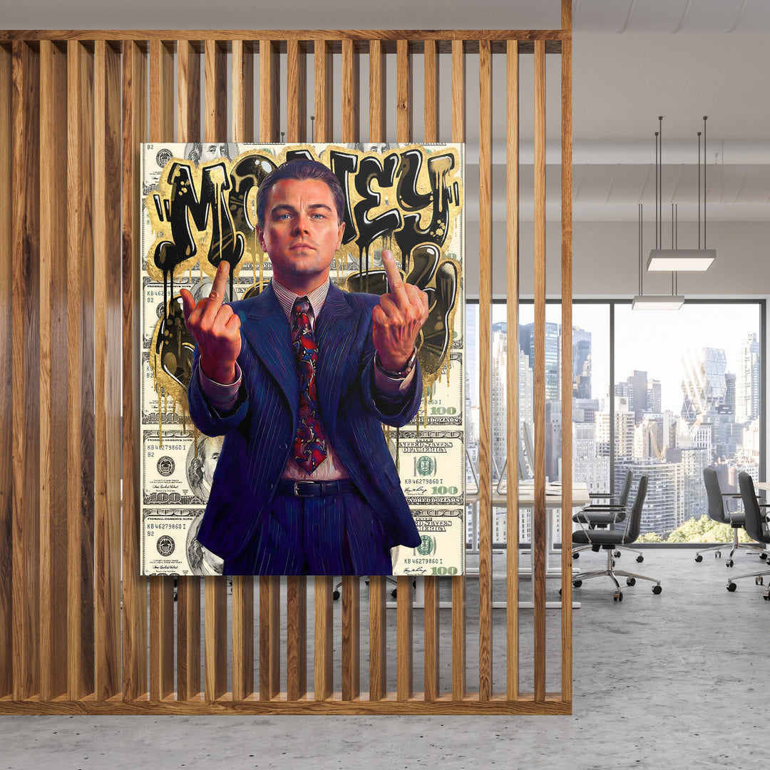 Motivační obraz na plátně v kanceláři, postava v obleku, graffiti nápis Money na pozadí bankovek