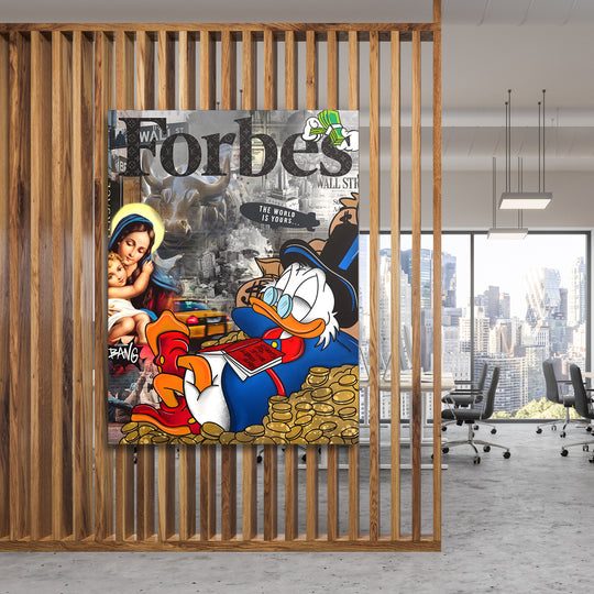 Motivační obraz pop art Kačer Skrblík na hromadě mincí s Wall Street v pozadí v moderní kanceláři