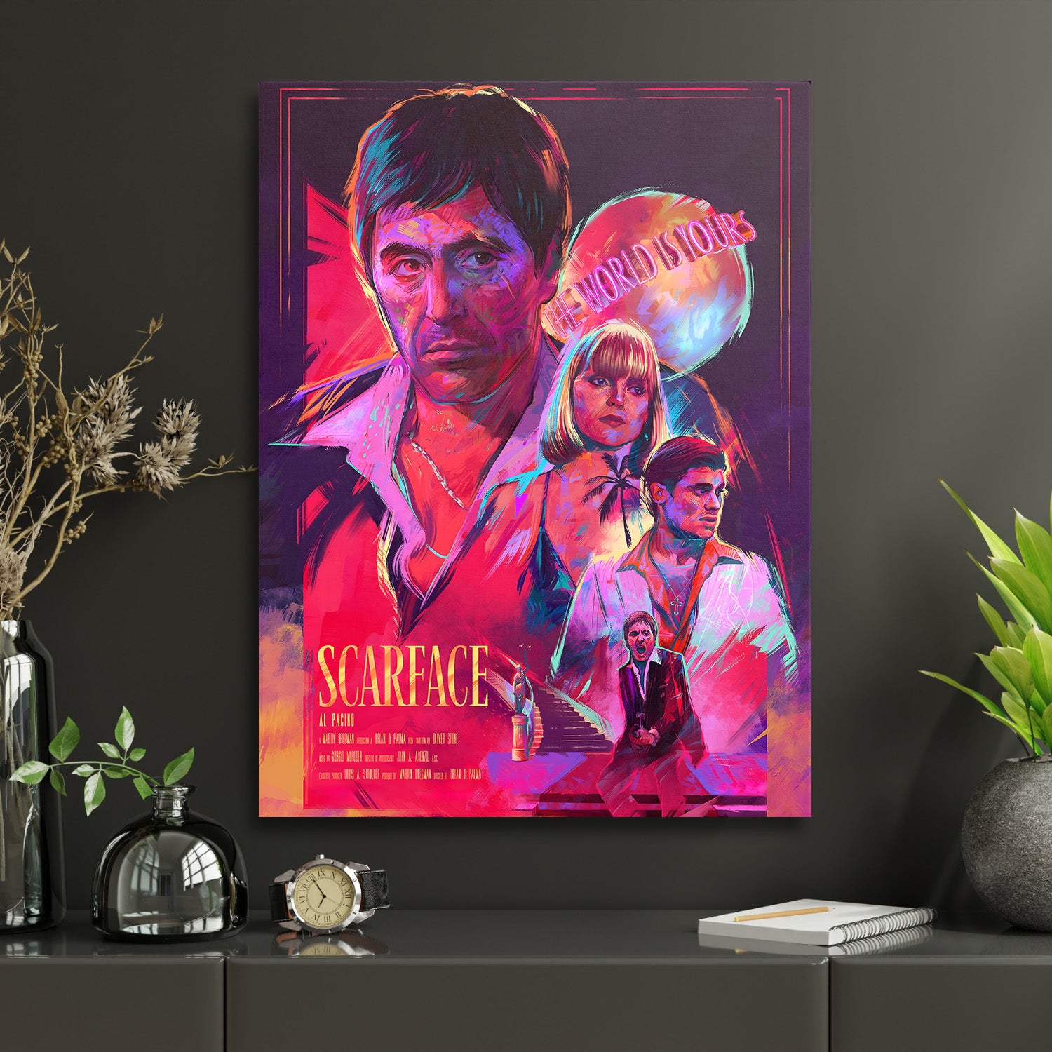 Motivační pop art obraz Scarface s neonovým motivem jako dominantní obraz na zeď v moderní pracovně