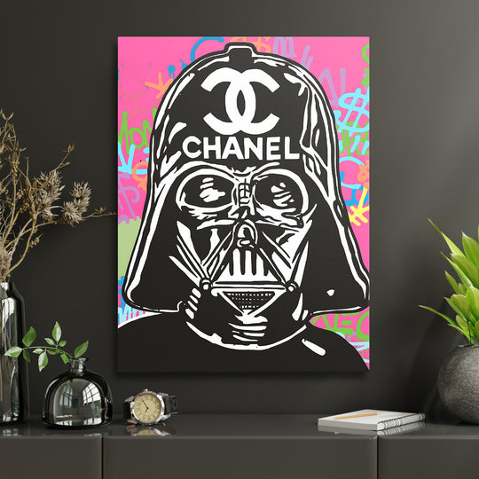 Pop art obraz na zeď s helmou Darth Vadera, logem Chanel a růžovo-zeleným graffiti pozadím