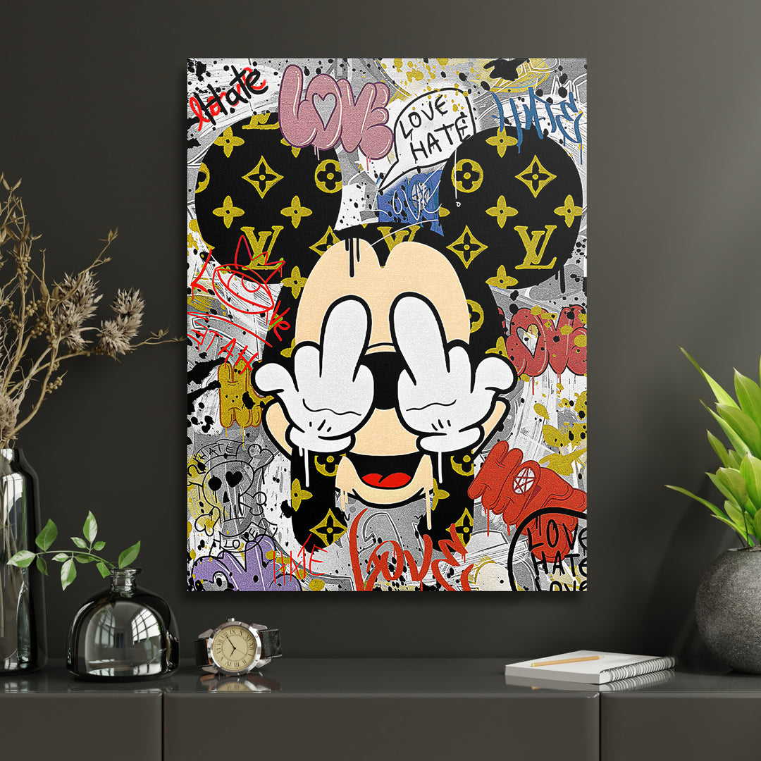 Motivační obraz na zeď s graffiti Mickey Mousem a LV motivem v pop art stylu nad komodou s rostlinami
