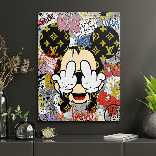 Motivační obraz na zeď s graffiti Mickey Mousem a LV motivem v pop art stylu nad komodou s rostlinami