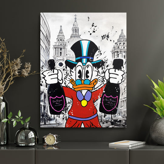 Motivační pop art obraz na plátně s Kačerem Skrblíkem a dvěma lahvemi šampaňského v obývacím pokoji