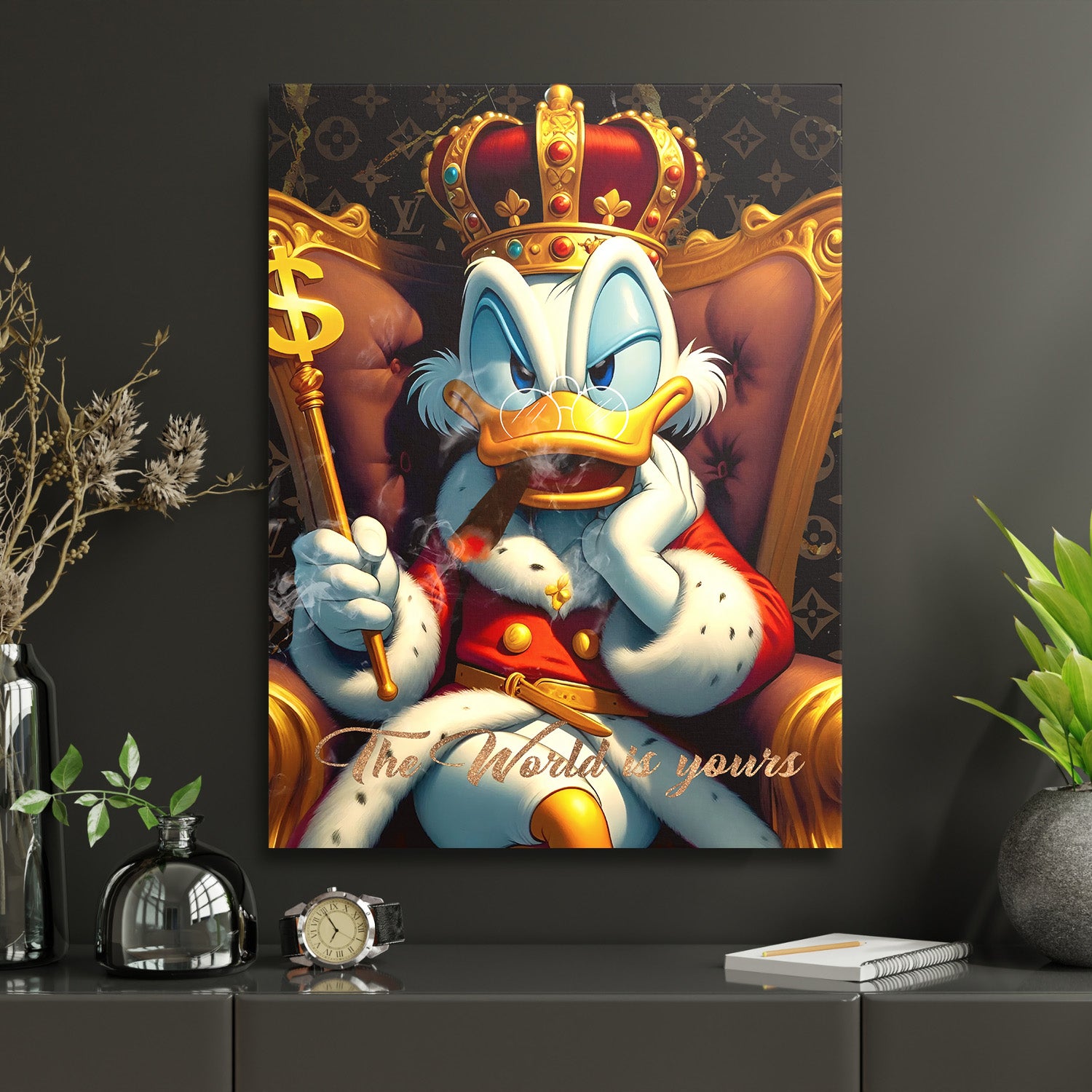Motivační obraz na zeď s pop art kačerem v koruně, se žezlem s dolarem, motiv luxusních peněz a cigarety