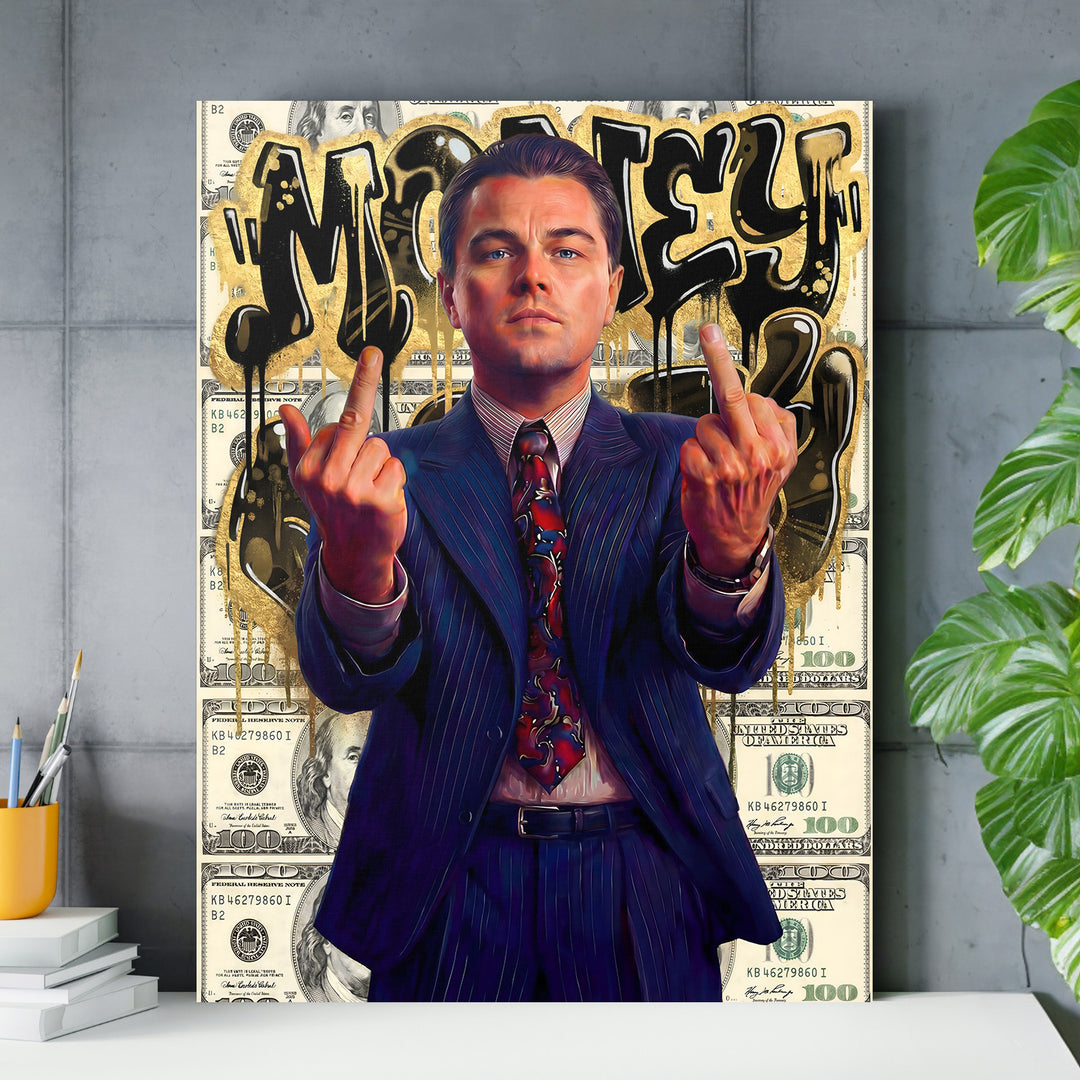 Motivační obraz na zeď s graffiti portrétem muže v obleku se dvěma prostředníky na pozadí dolarových bankovek