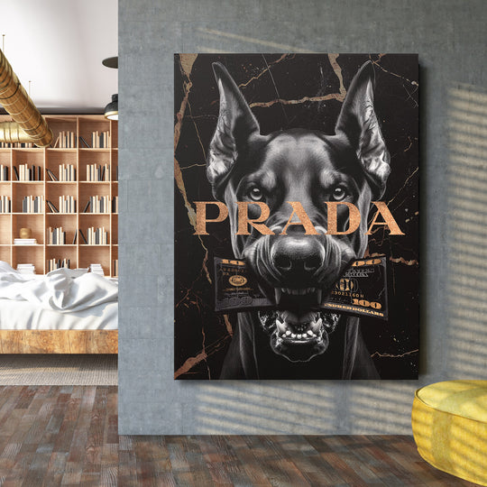 Luxusní obraz na zeď s portrétem černého dobermana koušejícího dolar a zlatým nápisem PRADA v lifestyle aranžmá