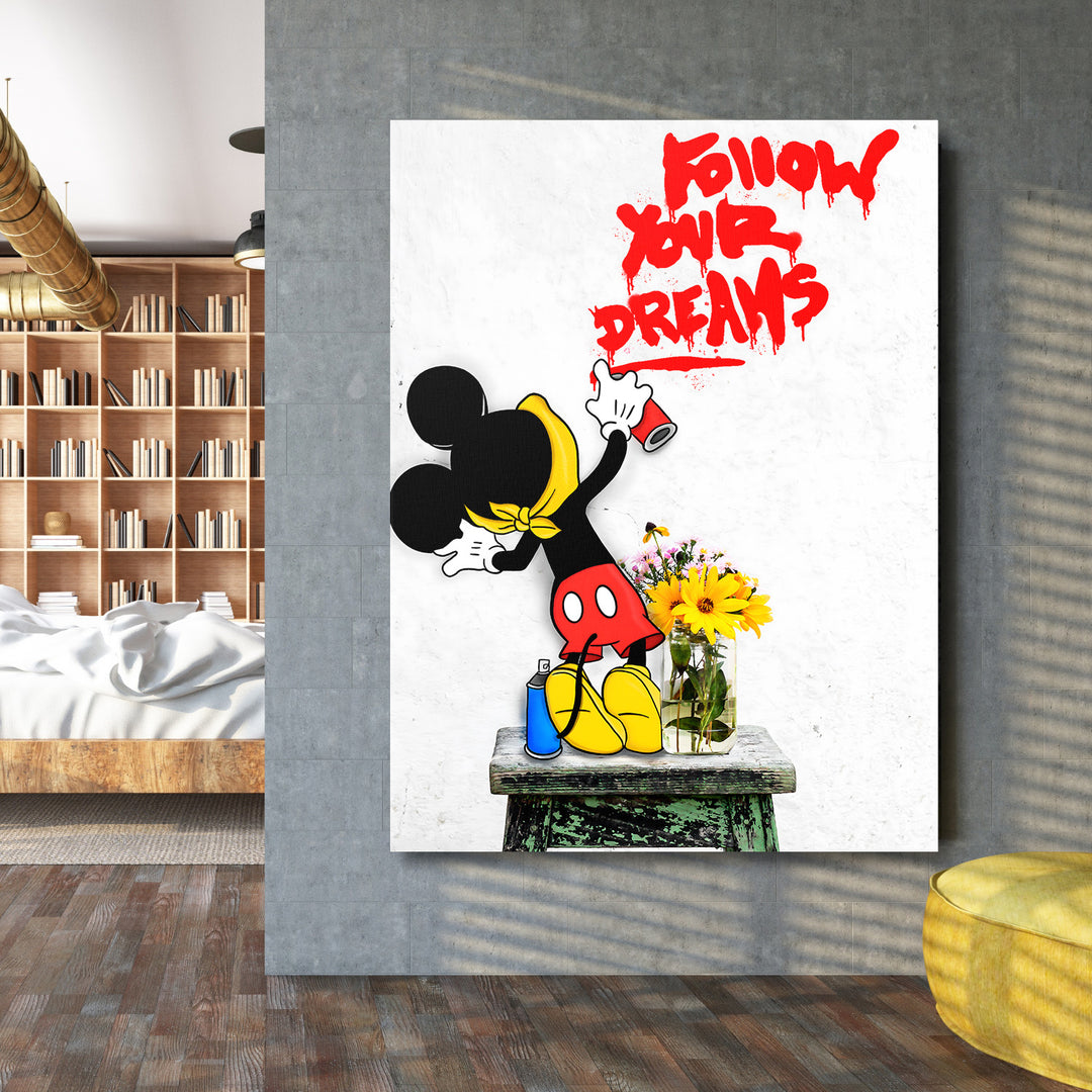Motivační obraz na plátně s graffiti Follow Your Dreams, pop art myška a váza se slunečnicemi v moderním interiéru