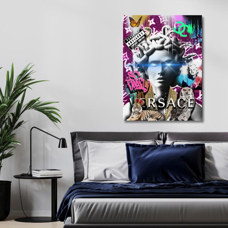 Pop art styl motivační obraz Medúza s neonovými efekty a logem Versace, v ložnici nad postelí. Budujimperium.cz | motivační obrazy
