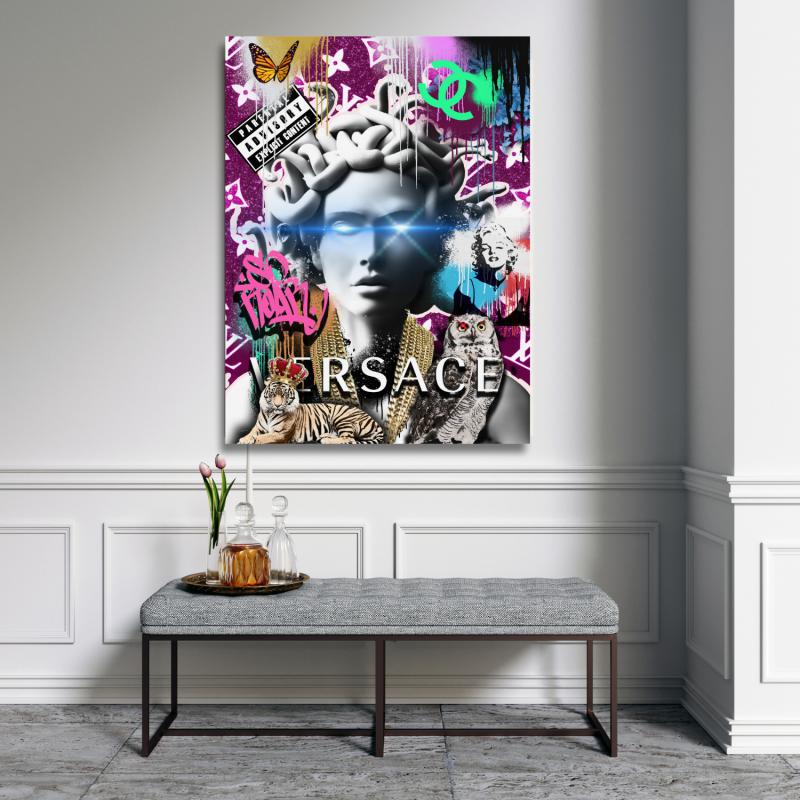 Pop art styl motivační obraz Medúza s neonovými efekty a logem Versace, v předsíni. Budujimperium.cz | motivační obrazy a citáty