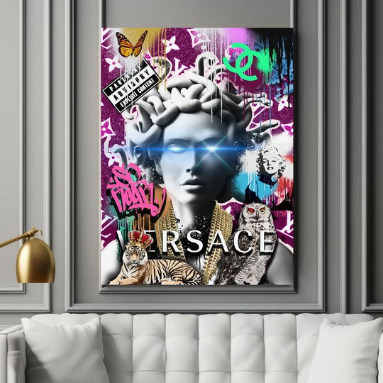 Pop art styl motivační obraz Medúza s neonovými efekty a logem Versace, v elegantním interiéru Budujimperium.cz | motivační obrazy