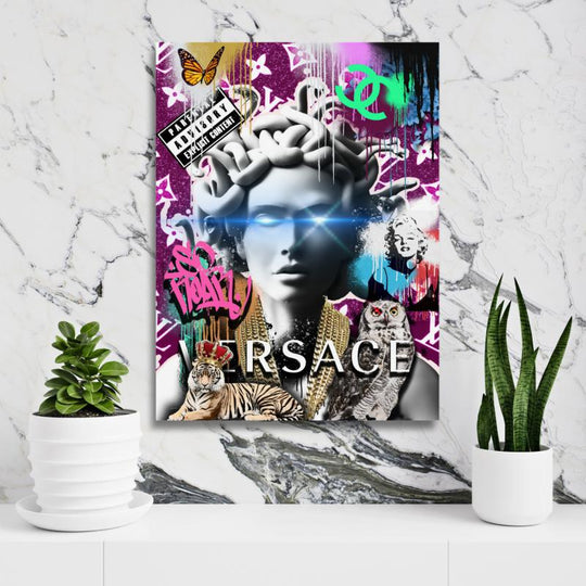 Pop art styl obraz Medúza s neonovými efekty a logem Versace, umístěný na mramorové stěně. Budujimperium.cz | motivační obrazy a citáty
