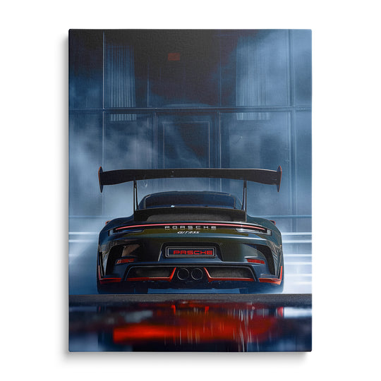 Zadní část Porsche 911 GT3 RS s odrazem v kaluži na tmavé ulici