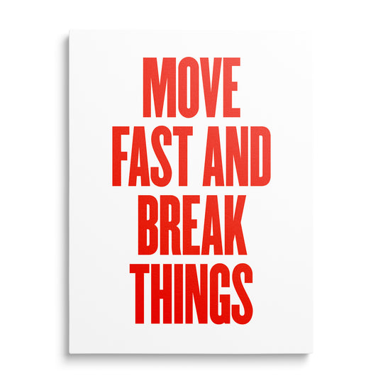 Červený nápis Move Fast and Break Things na bílém pozadí