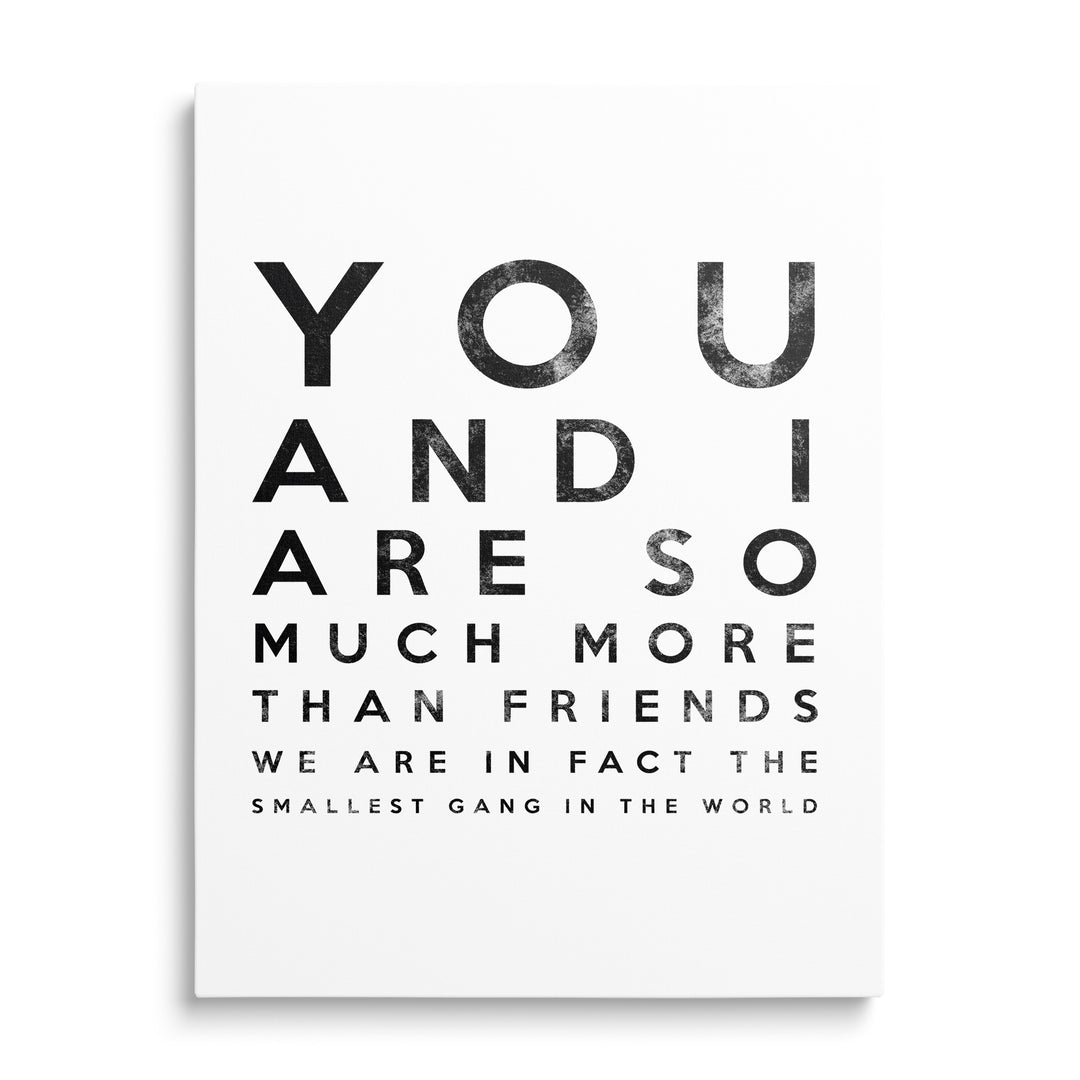 Černobílý typografický text You and I o blízkosti a přátelství