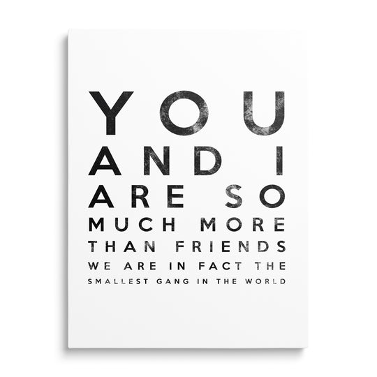 Černobílý typografický text You and I o blízkosti a přátelství